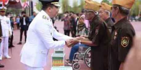 HUT ke-80 RI, Bupati Andi Rudi Latif Serahkan Bantuan dan Penghargaan