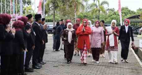 Ketua TP PKK Tanah Bumbu Hadiri Upacara Detik-Detik Proklamasi HUT ke-80 RI