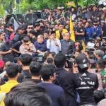 Ketua DPRD Kalsel Temui Massa dan Siap Kawal Setiap Aspirasi Rakyat