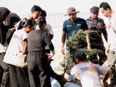 MELIBATKAN GURU DAN PELAJAR, PWI TANBU SERTA PELINDO TANAM POHON DI PANTAI RINDU ALAM