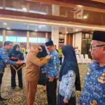 Bupati Kotabaru Sematkan Satyalancana Karya Satya untuk ASN dan Tali Asih Purna Bakti