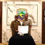 Bupati Kotabaru Serahkan Mobil Operasional Penunjang Kegiatan Kantor Pertanahan Kotabaru