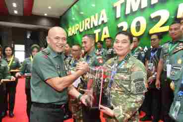 Kolaborasi Sukses! Bupati Tanah Bumbu Dianugerahi Penghargaan KSAD atas Dukungan TMMD, Dandim 1022 Raih Juara Nasional