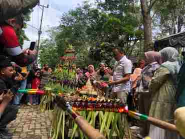 Tradisi Grebek Kampung Meriah di Kotabaru, Warga Berebut Tumpeng Hasil Bumi