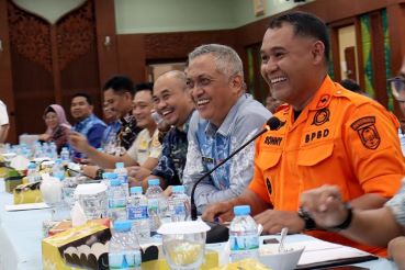 Gubernur Muhidin Instruksikan Seluruh SKPD Pemprov Kalsel Salurkan Bantuan Banjir Ke Kabupaten Banjar Dan Tanah Laut
