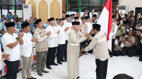 ab# Gubernur Kalsel Lepas Kloter Pertama Jemaah Haji, Ingatkan Jaga Kesehatan di Tanah Suci