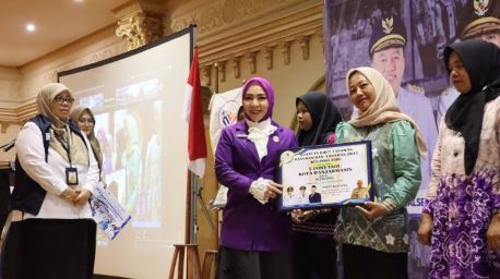 ab# Pemprov Kalsel Dorong Ketahanan Pangan Keluarga, Posyandu Terima Bantuan Bibit Tanaman Obat dan Sayuran