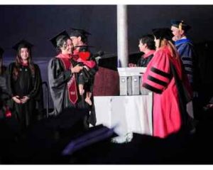 Satu Tangan Menggendong Bayi, Satu Tangan Meraih Harvard